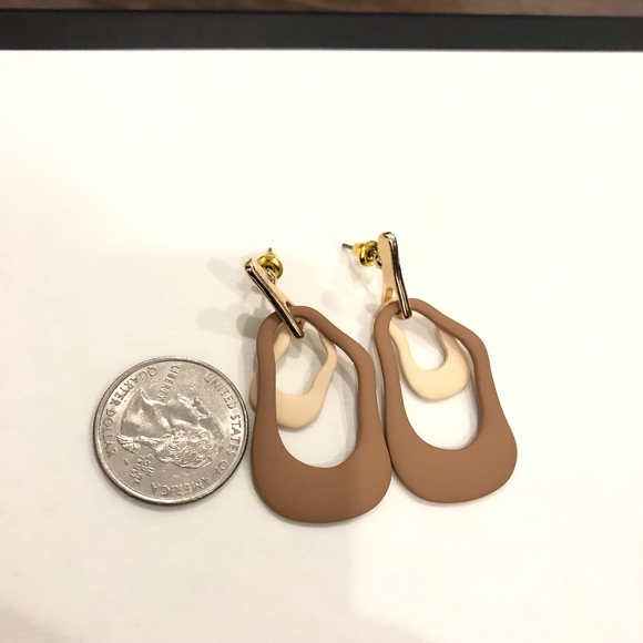 Geometrical Two Tone Earrings - Picture 3 of 4